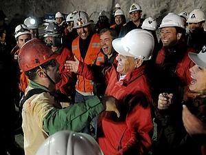 Президент Чилі запропонував шахтарям зіграти у футбол з рятувальниками Президент Чилі запропонував шахтарям зіграти у футбол з рятувальниками