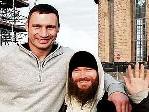 Кличко подарував бездомному квиток на свій бій з Бріггсом Кличко подарував бездомному квиток на свій бій з Бріггсом