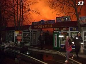 Пожежа виникла на ринку "Зоряний" в Борисполі Пожежа виникла на ринку "Зоряний" в Борисполі