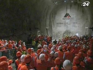 У Швейцарії прокопали найдовший у світі тунель У Швейцарії прокопали найдовший у світі тунель