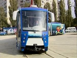 Лінію швидкісного трамваю презентував Азаров Лінію швидкісного трамваю презентував Азаров