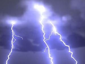 У центральній Африці блискавка вбила священника разом із парафіянами У центральній Африці блискавка вбила священника разом із парафіянами