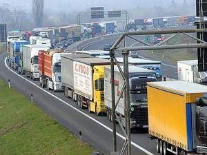 У Франції закінчився бензин, через далекобійників, які блокують дороги У Франції закінчився бензин, через далекобійників, які блокують дороги