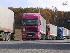 На словацькому кордоні півтори доби стоїть понад 100 вантажівок На словацькому кордоні півтори доби стоїть понад 100 вантажівок