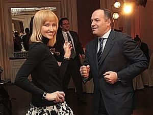 Подружжя Пінчуків отримали нагороду від сера Елтона Джона Подружжя Пінчуків отримали нагороду від сера Елтона Джона