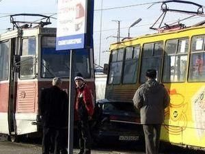 ДТП у Луганську: Два трамваї розчавили Chevrolet Aveo ДТП у Луганську: Два трамваї розчавили Chevrolet Aveo