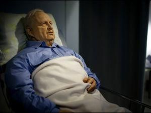 У Тель-Авіві виставлять муляж колишнього прем'єр-міністра Ізраїлю Аріеля Шарона в комі У Тель-Авіві виставлять муляж колишнього прем'єр-міністра Ізраїлю Аріеля Шарона в комі