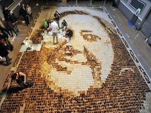 У Британії жінка подарувала на 50-річчя свекрусі портрет зі смажених тостів У Британії жінка подарувала на 50-річчя свекрусі портрет зі смажених тостів