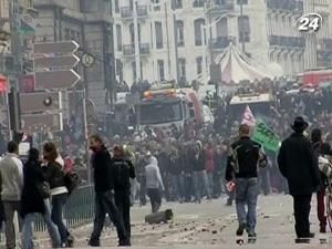 Французькі страйки переросли у масові сутички з поліцією Французькі страйки переросли у масові сутички з поліцією