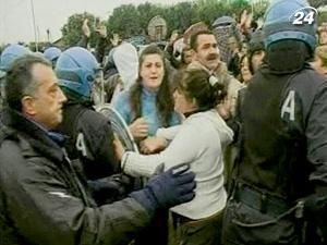 Троє карабінерів отримали поранення, прориваючись на смітник Троє карабінерів отримали поранення, прориваючись на смітник