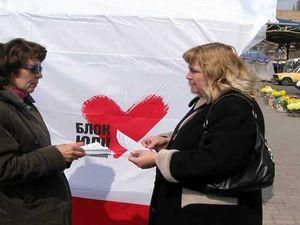 У Харкові зламали щелепу 68-річній жінці, яка агітувала за "Батьківщину" У Харкові зламали щелепу 68-річній жінці, яка агітувала за "Батьківщину"