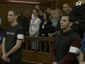 Неонацистів позбавлять волі на 22 роки за підпал будинку ромів Неонацистів позбавлять волі на 22 роки за підпал будинку ромів