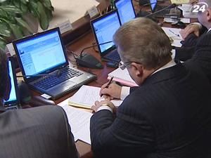 Урядовцям зробили робочі подарунки у вигляді ноутбуків Урядовцям зробили робочі подарунки у вигляді ноутбуків