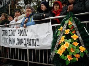 До стін Верховної Ради принесли траурні вінки До стін Верховної Ради принесли траурні вінки