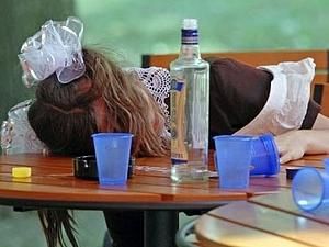 Українці випивають по 20 літрів чистого спирту на рік Українці випивають по 20 літрів чистого спирту на рік