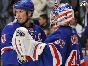 Руслан Федотенко закинув першу шайбу у складі "Рейнджерс" Руслан Федотенко закинув першу шайбу у складі "Рейнджерс"