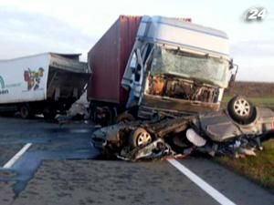На трасі Київ-Одеса зіткнулися легковик і три фури: троє загиблих На трасі Київ-Одеса зіткнулися легковик і три фури: троє загиблих