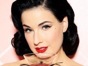 Діта фон Тіз представляє свій винахід - бокс для лікера і коштовностей Діта фон Тіз представляє свій винахід - бокс для лікера і коштовностей