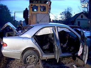Двоє людей загинули внаслідок зіткнення локомотива та автомобіля Двоє людей загинули внаслідок зіткнення локомотива та автомобіля