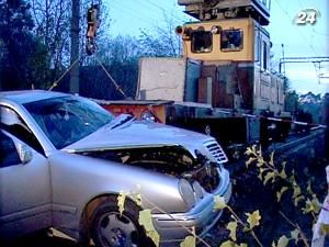 Залізничний кран врізався в авто: 2 людини загинули Залізничний кран врізався в авто: 2 людини загинули