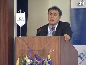 Експерти закликають лібералізувати валютний ринок Експерти закликають лібералізувати валютний ринок