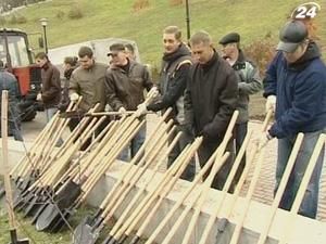 Депутати Київради зібралися на суботник Депутати Київради зібралися на суботник