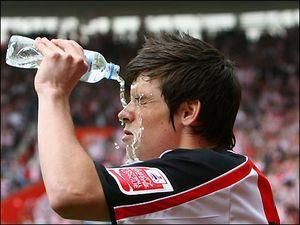 "МЮ" скуповується. + ще 2 гравці "МЮ" скуповується. + ще 2 гравці