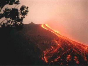 Влада Індонезії евакуює 40 тис. людей через виверження вулкана Влада Індонезії евакуює 40 тис. людей через виверження вулкана