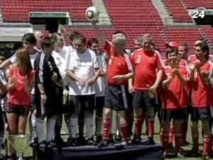 Чилійські шахтарі зіграли у футбол зі своїми визволителями Чилійські шахтарі зіграли у футбол зі своїми визволителями