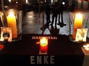 Вболівальники згадають Роберта Енке в річницю його смерті Вболівальники згадають Роберта Енке в річницю його смерті