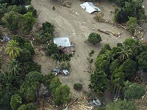 В Індонезії знайшли мертвими 108 жертв цунамі В Індонезії знайшли мертвими 108 жертв цунамі