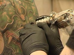 В Австралії тату-майстер зробив клієнту непристойну наколку довжиною 40 см на спині клієнта В Австралії тату-майстер зробив клієнту непристойну наколку довжиною 40 см на спині клієнта