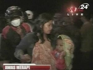 Жертвами руйнівного цунамі на Суматрі стали більше 100 осіб Жертвами руйнівного цунамі на Суматрі стали більше 100 осіб