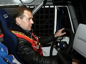 Медведєв покатався на спортивному "КАМАЗі" Медведєв покатався на спортивному "КАМАЗі"