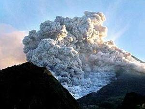 В Індонезії росте кількість жертв цунамі і виверження вулкану - майже 140 чоловік загинули В Індонезії росте кількість жертв цунамі і виверження вулкану - майже 140 чоловік загинули