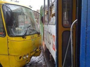 У Львові маршрутка врізалась в трамвай, постраждали 3 пасажири У Львові маршрутка врізалась в трамвай, постраждали 3 пасажири