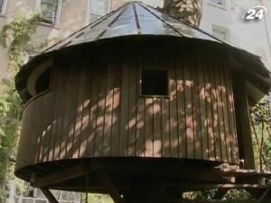 Мелінда Гекет збудувала для своїх дочок хатинку на дереві Мелінда Гекет збудувала для своїх дочок хатинку на дереві