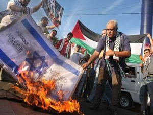 Ізраїльська поліція захистила праворадикальних євреїв від арабів Ізраїльська поліція захистила праворадикальних євреїв від арабів