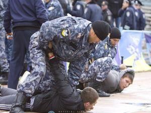 На матчі "Кремінь" - "Дніпро" міліція "заспокоювала" фанатів. ФОТО На матчі "Кремінь" - "Дніпро" міліція "заспокоювала" фанатів. ФОТО