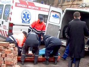 У Луцьку під завалами цегляної стіни померли двоє хлопців У Луцьку під завалами цегляної стіни померли двоє хлопців