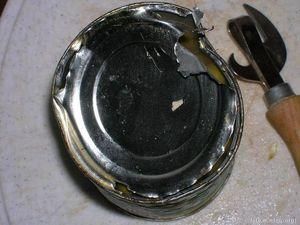 В Одесі кандидат у депутати роздавав виборцям консерви В Одесі кандидат у депутати роздавав виборцям консерви