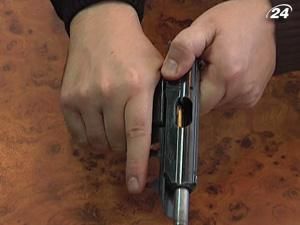 На Херсонщині міліціонер застрелив людину на виборчій дільниці На Херсонщині міліціонер застрелив людину на виборчій дільниці