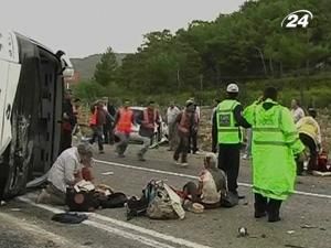 У ДТП поблизу Анталії загинули 7 осіб, 20 людей поранені У ДТП поблизу Анталії загинули 7 осіб, 20 людей поранені