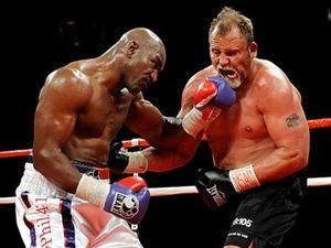 Черговий бій Евандера Холіфілда перенесли Черговий бій Евандера Холіфілда перенесли