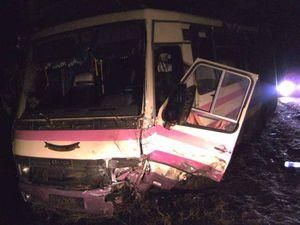 ДТП на Рівненщині: Mercedes врізався у автобус (ФОТО) ДТП на Рівненщині: Mercedes врізався у автобус (ФОТО)