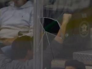 Хокеїст кидком з центру поля пробив загороджувальне скло (ВІДЕО) Хокеїст кидком з центру поля пробив загороджувальне скло (ВІДЕО)