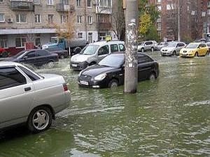 Київ: внаслідок аварії на тепломережі центр Києва залило гарячою водою Київ: внаслідок аварії на тепломережі центр Києва залило гарячою водою