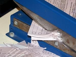 У Харкові знищили майже 50 тисяч бюлетенів У Харкові знищили майже 50 тисяч бюлетенів