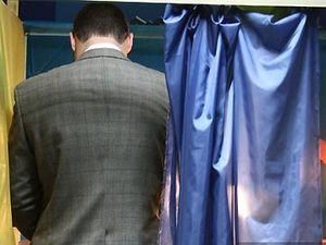 У Кіровограді знайшли відеокамеру над кабінками на виборчій дільниці У Кіровограді знайшли відеокамеру над кабінками на виборчій дільниці