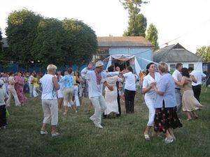 На Чернігівщині селяни послухались Януковича і створили "святковий настрій" На Чернігівщині селяни послухались Януковича і створили "святковий настрій"